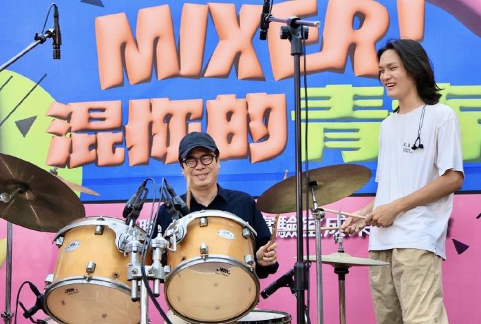 圖說2：市長陳其邁在文藻大學熱音社同學的指導下體驗爵士鼓，開場炒熱氣氛。