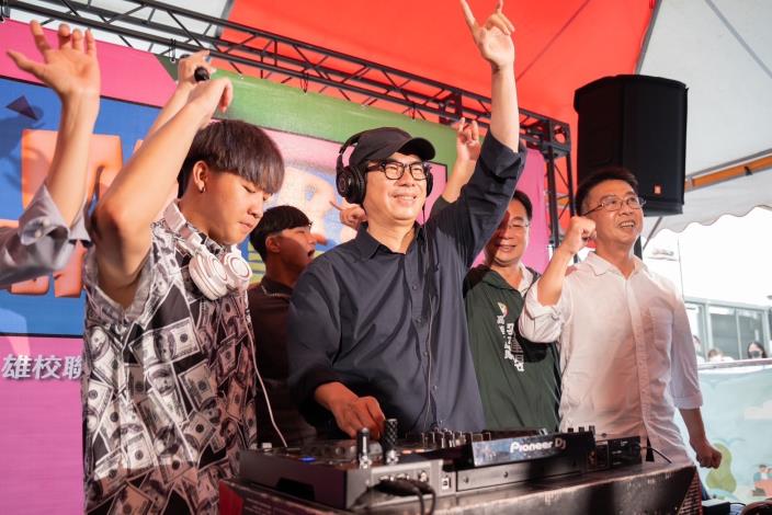 圖說3：市長陳其邁（中）化身專業DJ，與樹德科技大學電音社一同嗨翻現場，立委許智傑（右一）、市議員郭建盟（右二）也上台同歡。