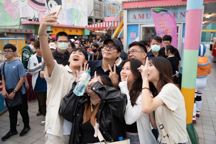 圖說8：市長陳其邁(中)人氣爆棚，同學爭相跟他合照，留下美好回憶。