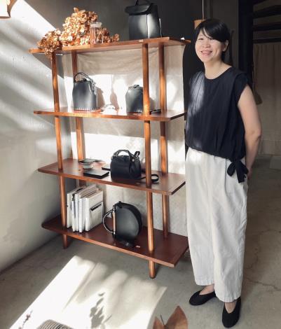 圖3.「Yufang手作革物」創辦人陳俞方在東京學習袋包設計；返台後獨立創業，獲高市青年局青創補助。（業者提供）