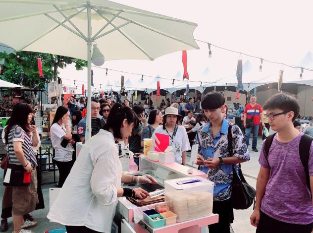 圖1.創意市集新商機崛起，帶動繁榮商機及觀光產業的發展，經營攤車品牌也成為青年微型創業熱門選擇。