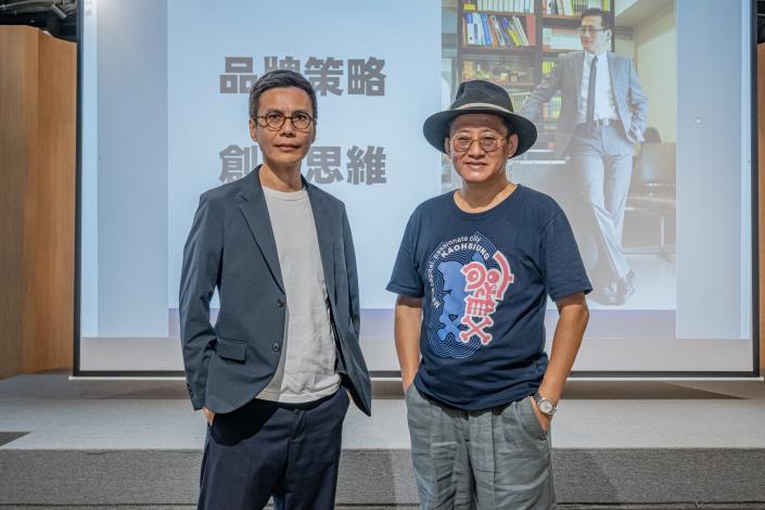 圖3.2024大港經典升級提案競賽培育課程，邀請「雙林」翻轉文字設計師林國慶（右）和普洛品牌形象設計創意總監林家再（左）舉辦「品牌策略X創意思維」培訓課程。（高雄市政府青年局提供）