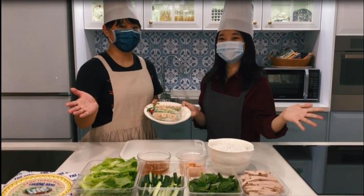 圖一志工Truong Thi Ngoc張氏玉(左)與Nguyen Thi Minh Ngoc阮氏明玉(右)製作「異國料理廚房-越南春捲料理教學」影片