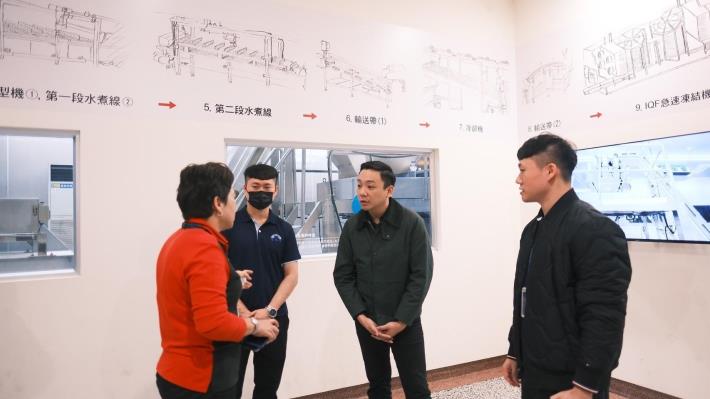 青年局長張以理（右二）前往宏裕行花枝丸館參訪，總經理陳双香（左一）陪同導覽介紹企業環境。 （高雄市政府青年局提供）