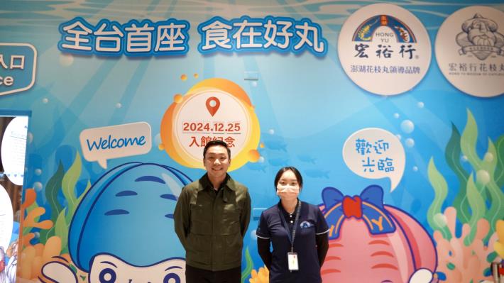 青年局長張以理(左)近日拜訪宏裕行，並與「大港青年實習媒合計畫」的實習學生交流心得。 （高雄市政府青年局提供）