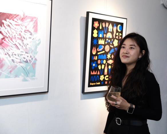 圖5.「零號藝術」負責人Brook說，畫廊位在高捷美麗島站周邊、地下一樓的「小島茶酒」酒吧內，酒吧提供飲品、畫廊提供畫作，相互營造令人悠閒舒適的藝術空間。