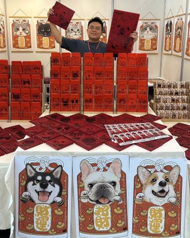 圖2. 「秋爽寵物插畫事務所」於2025蛇年檔期推出多達54款貓狗品種的新春應景文創商品。(業者提供)