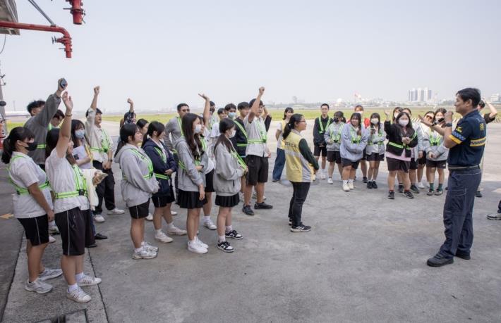 圖3.「大港青年職涯暨產業導航」帶領學員來到高雄國際航空站，體驗機場航務員的生活。