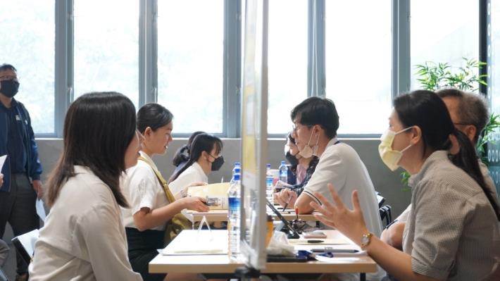 圖8. 高雄在地企業可於就業媒合會設攤招募人才，專業的企業代表向求職者詳細介紹職缺與發展機會。