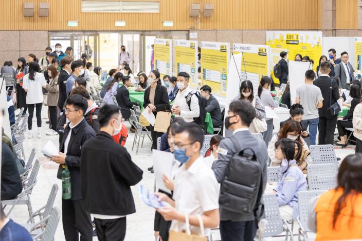 高市府青年局邀請企業於就業媒合會設攤，提供求職者多元職缺以招募合適人才。