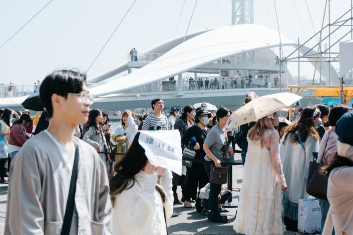 青年局張以理局長表示，「吉刻就圓」自活動啟動以來話題不斷，不少民眾在社群平台分享湯圓裝置的美照，引發熱烈討論。
