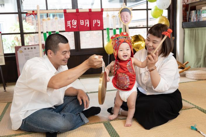 圖4.(將將wei_baby_0510授權提供)「眷待期休憩所」是熱門的攝影師取景地，許多活動如小孩抓周、迎娶、家庭照等，會選擇在富有年代感的場域進行拍攝。