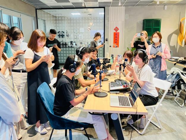K-TV新媒體中心提供專業的 Podcast 錄音室與攝影設備免費借用，協助創作者實現夢想。此外，若學校與企業夥伴有新媒體培訓課程的需求，亦有多功能活動場地可使用。