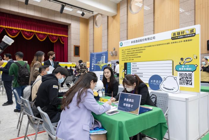 高雄市政府青年局往年舉辦新媒體人才就業媒合會，為青年提供直接與企業對話的機會，協助他們順利踏入職場，圖為113年媒合會現場。