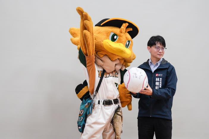媒合會開幕儀式由台鋼雄鷹吉祥物「TAKAO」與高市青年局長林楷軒（右）攜手揭開序幕，透過傳遞、投擲和揮棒動作，象徵青年勇敢追夢、開創美好未來的願景。