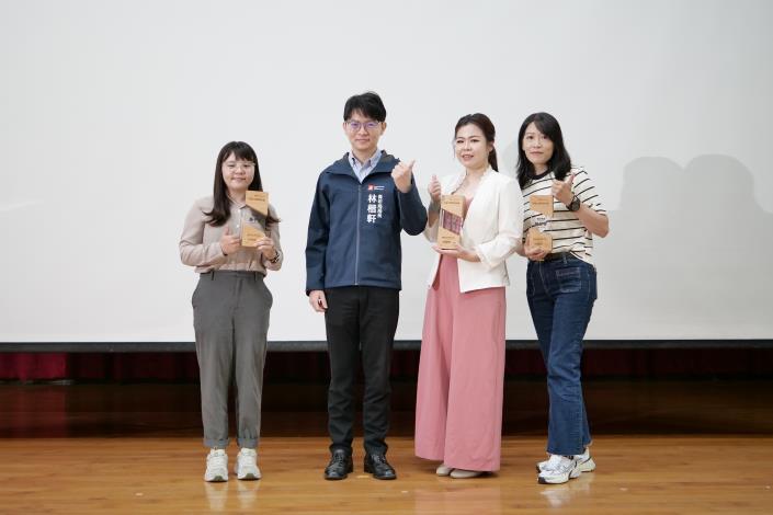 高市青年局長林楷軒（左二）頒發「傑出學員獎」給予「行銷大師養成計畫」結訓後的學員，肯定學員在各產業領域的傑出表現。