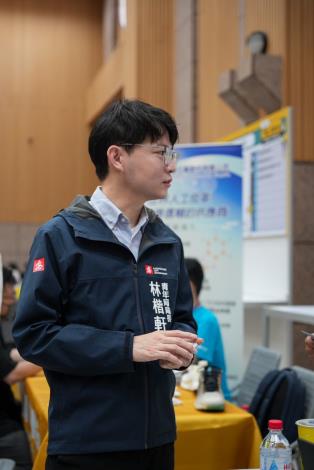 「職求對決 高雄新媒體人才就業媒合會」今（5）日於鳳山行政中心大禮堂舉行，高市青年局長林楷軒在媒合會現場訪視攤位。