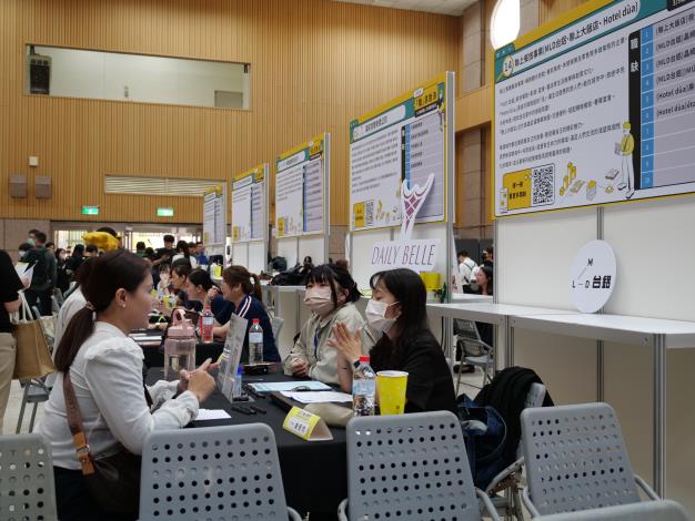 「職求對決 高雄新媒體人才就業媒合會」今（5）日於鳳山行政中心大禮堂登場，包含HTC、霹靂布袋戲、夢時代等26家知名企業釋出超過百項職缺。