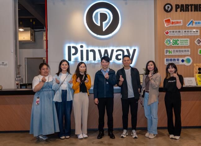 為瞭解青年創業的環境與需求，高市青年局長林楷軒（中）訪視Pinway與進駐業者交流互動。