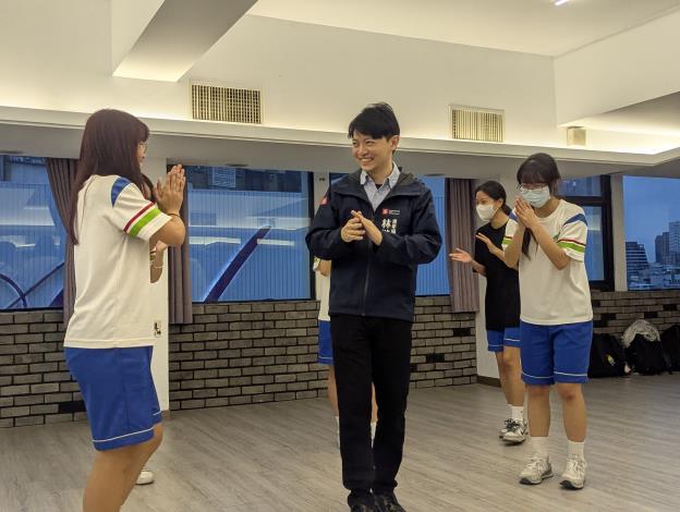 高市青年局長林楷軒（中）在訪視雄校聯期間，不僅與現場同學熱情互動，還一起開心練舞。