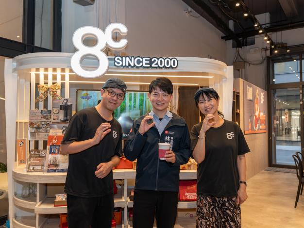 進駐Pinway青創基地的咖啡業者「8C Origin Coffee」，與前來訪視的高市青年局長林楷軒（中）開心合影。