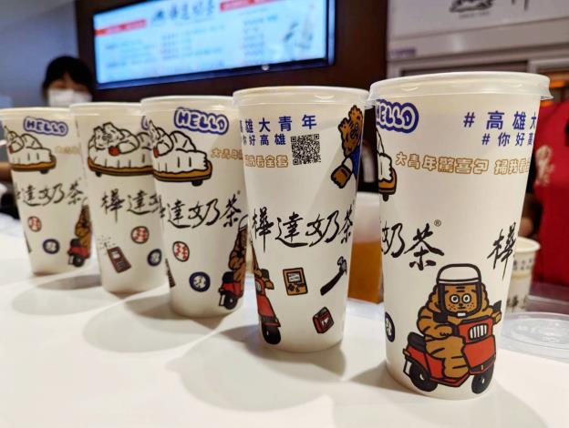 圖5.高雄知名插畫家小虎與在地老字號飲料店「樺達奶茶」合作，於3月1日至3月31日推出期間限定聯名插畫飲料杯。