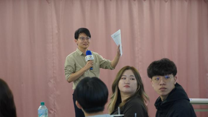 圖5. 在「與局長有約」的過程中，高市青年局長林楷軒（站立者）和青年委員輕鬆討論年輕人關切議題，現場氣氛熱絡。
