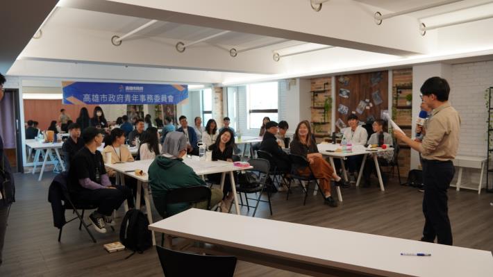 圖4. 高市青年局長林楷軒（右）前（23）日出席「與局長有約暨提案工作坊」，會中與青年委員的輕鬆對話，並肯定青委參與公共事務的熱忱與用心。