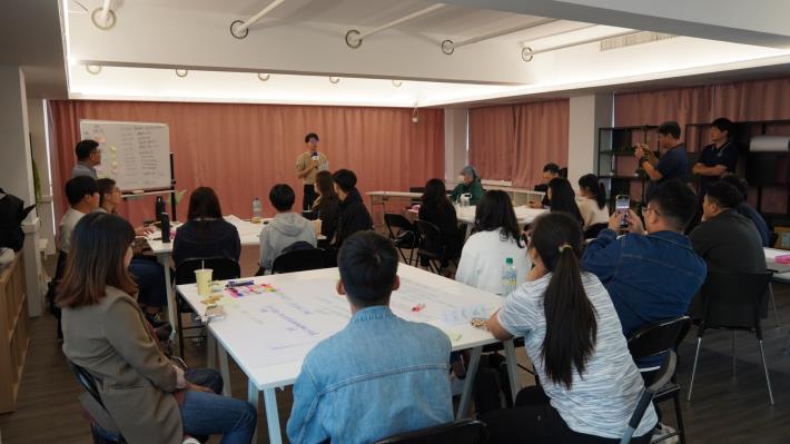 圖7. 前（23）日在雄校聯社團養成實驗室舉行的「與局長有約暨提案工作坊」，高市青年局長林楷軒（致詞者）出席與會，並和青年委員交流討論展現對青年事務的重視。