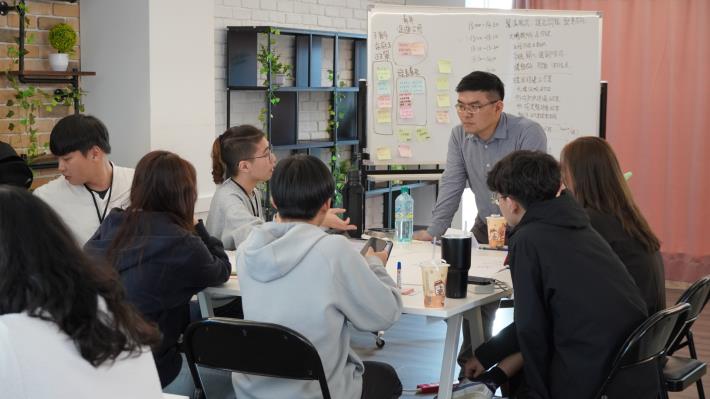圖2. 為提升青年參與公共事務的能力，高市青年局前（23）日邀請第四屆青年事務委員會委員，齊聚雄校聯社團養成實驗室舉辦「與局長有約暨提案工作坊」。.JPG