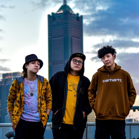 7. 培育樂團「鯊魚娃娃機」在今年2月發行全新單曲〈同島沒命〉，龐克曲風廣受樂迷好評。