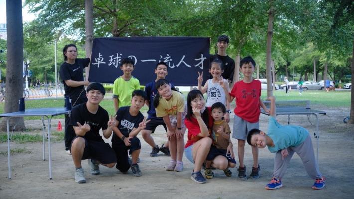 圖7.「玩樂倉庫」 開設的兒童桌球團體班日前將課程移到凹仔底公園，讓孩童戶外開打體驗不同樂趣。(業者提供)