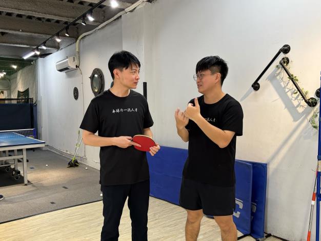 圖3. 高市青年局長林楷軒(左)日前親訪「玩樂倉庫」，並和創辦人李杰恩(右)交流運動休閒產業現況，進一步瞭解業者的需求。