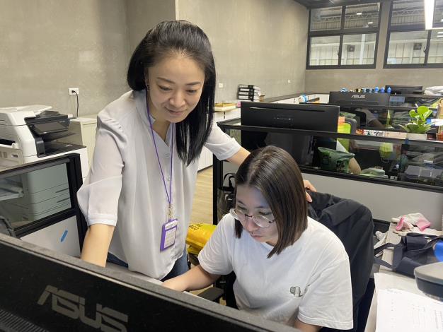 就讀高雄科技大學財務管理學系黃同學（右）在新盛力科技股份有限公司實習的過程中，在資深同事的指導下學習多項專業技能，提升職涯實力。