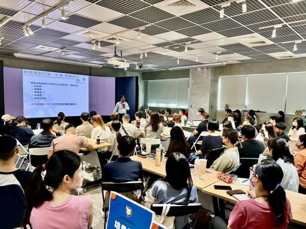 為協助青年創業，高市青年局舉辦青創培訓課程，內容涵蓋「創業輔導」、「導師顧問陪跑」等多元專業知能。