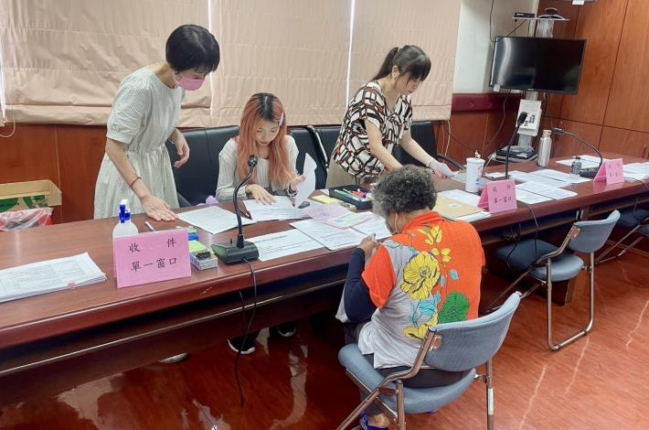 圖4.去（113）年參與高市府暑期工讀的學生，被安排在鳥松區公所協助民眾進行住家淹水案件的申請收件。