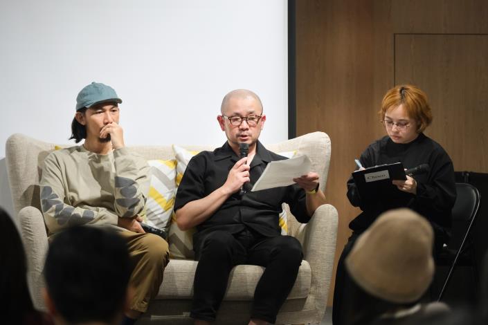 當天設計對談環節，特別邀請到GOOD DESIGN AWARD 2025年度評審、知名平面設計師木住野彰悟先生（中），以及台灣獲獎代表「叁捌地方生活」創辦人邱承漢先生（左），與現場民眾進行深度對談，分享設計實踐經驗與心得。
