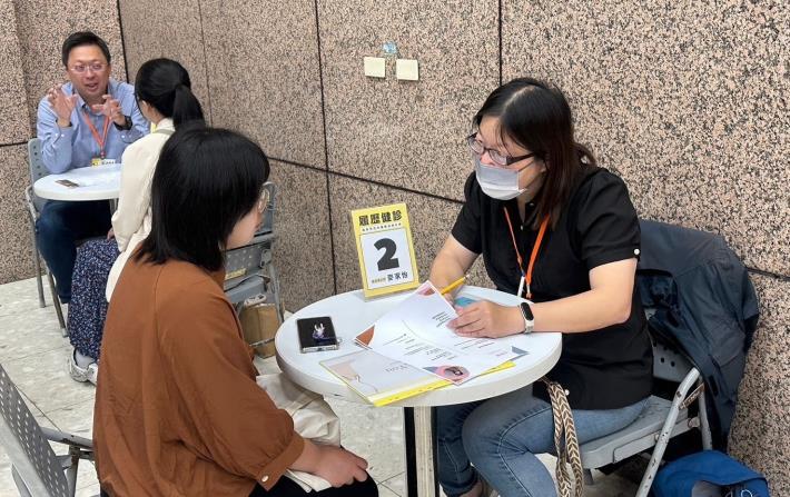 活動現場提供履歷健診專區，邀請職涯顧問提供一對一諮詢，協助青年調整履歷強化亮點以及掌握面試策略，是活動中最受歡迎的服務之一。
