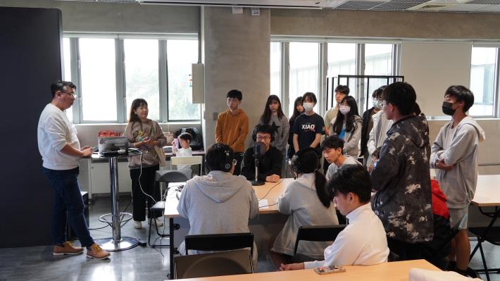「K-TV新媒體人才培育中心」常態接待大專院校及高中職學校參訪，透過空間導覽與新媒體實作體驗，協助學生認識內容產業的多元樣貌。圖為高師大附中學生為學習歷程蒐集素材，前往新媒體中心參訪。