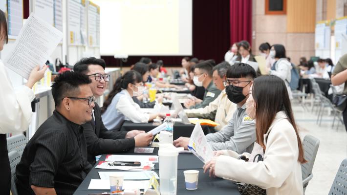 歷屆高雄青年就業媒合會皆吸引眾多求職者參加，透過面對面與企業人資的對話交流，有助雙方建立連結營造求職求才的雙贏模式。