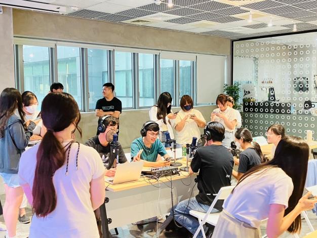 青年局轄下「K-TV高雄新媒體人才培育中心」提供包含錄影棚、Podcast錄音室等多功能設施，供青年免費申請使用，打造友善創作環境與人才孵化空間。