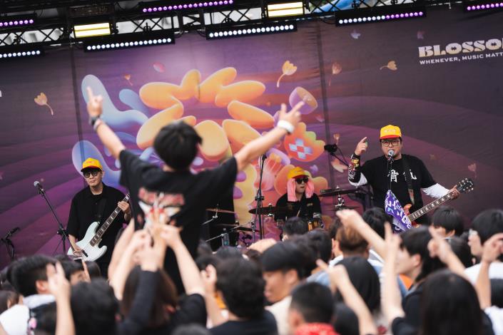 2. 2023年培育樂團「鯊魚娃娃機」新曲〈同島沒命〉以強烈的旋律節奏，唱出數位世代下的無奈心聲。