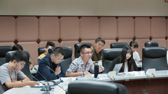 圖說五：青年委員會議上青委發言踴躍，互動熱絡。