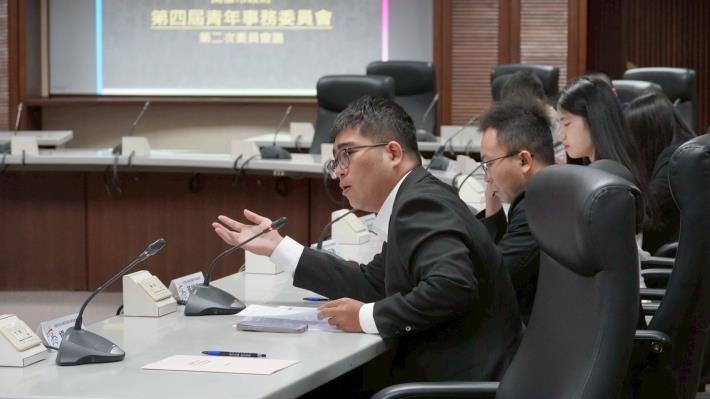 圖說六：針對關注的議題，青年委員詳細說明提案內容，讓市府更加瞭解年輕世代的需求與心聲。