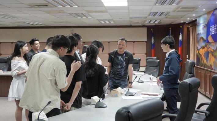 圖說八：會後青年委員仍積極與青年局局長林楷軒及青年局代表踴躍交流討論。