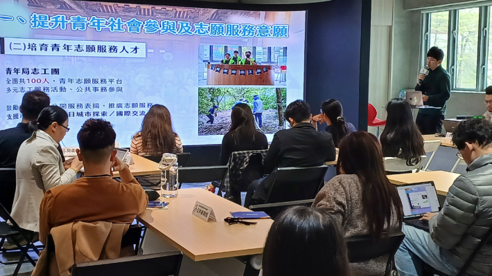 圖說一：今年2月高市府召集7個局處舉辦「局處敲敲門」活動，與青委分享政策目標與青年事務合作機會。