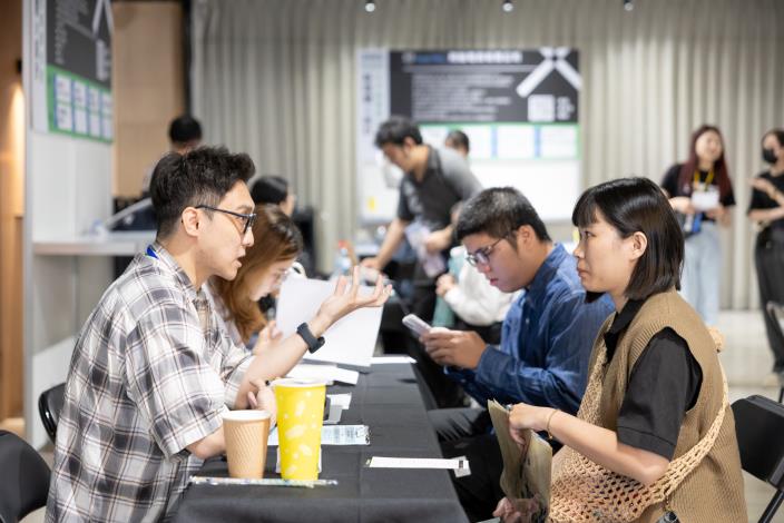 「2025 新媒體 X 設計 高雄青年人才就業媒合會」現場企業徵才互動熱絡。