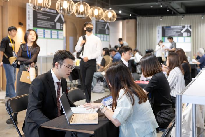 「2025 新媒體 X 設計 高雄青年人才就業媒合會」5月2日於駁二Pinway舉辦，包含飛輪電商、夢時代、台灣福興等20家知名企業釋出超過百項職缺。