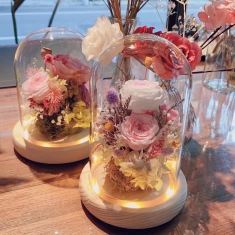 圖4.青創品牌「花ㄔ了女孩」於今年母親節推出「心花開」永生花盅工作坊，讓大眾體驗融入創作巧思與藝術氣息的手作母親節花禮。