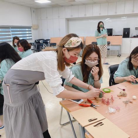 圖3.「花ㄔ了女孩」創辦人Icing(左)為日本「AUBE不凋花協會」海外認證教師，在台幫助協會指導學員取得花藝證照。